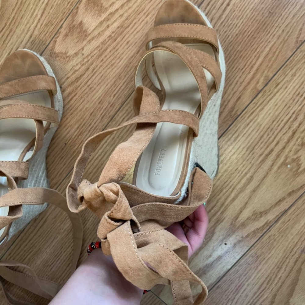 Beautiful Tan Wedges with ties💓